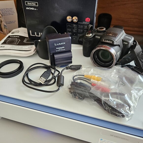 Panasonic Lumix FZ35 18x Zoom Digital Camera in box like new - Picture 1 of 5